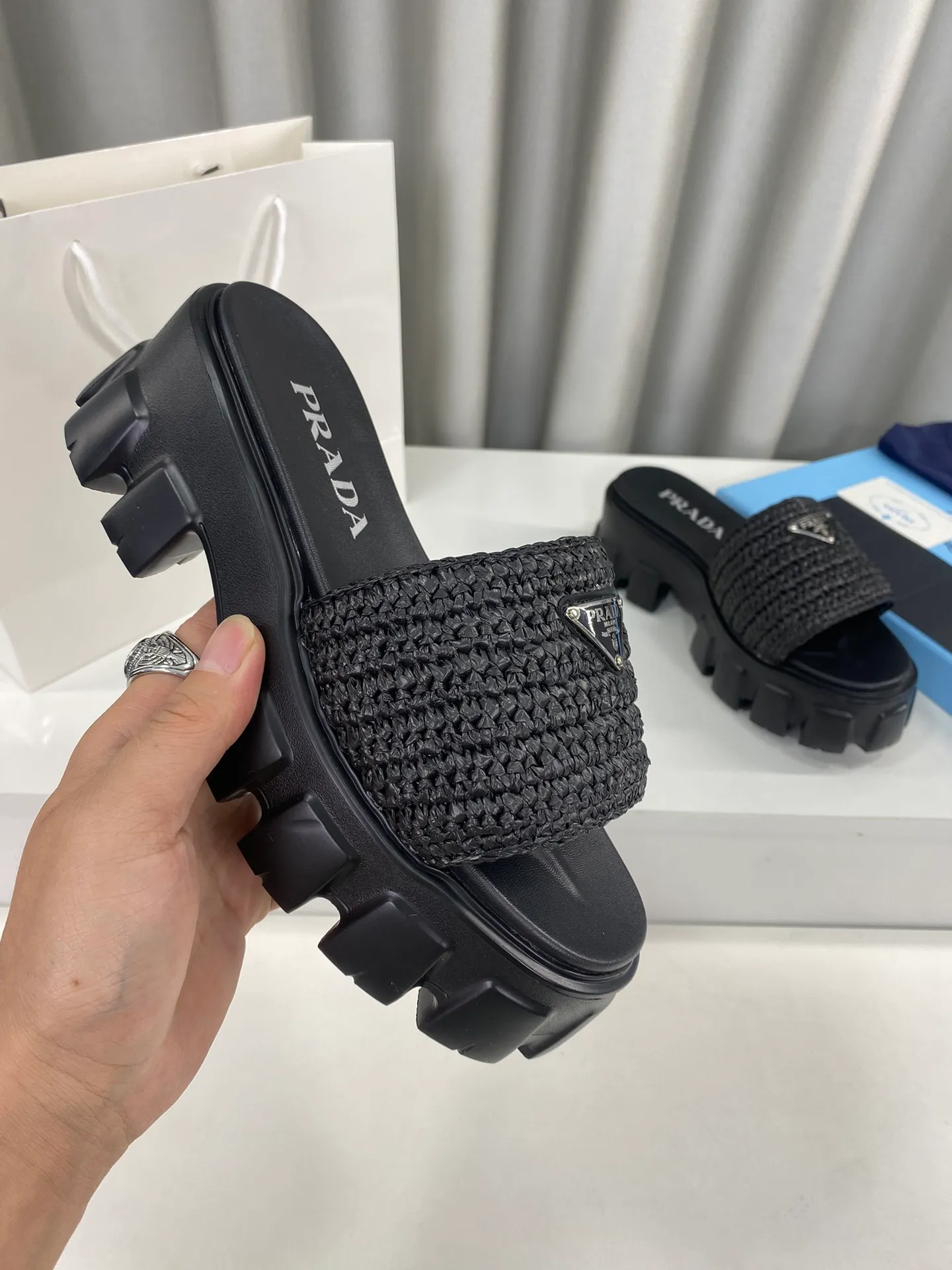 💕💕Factory direct selling price p460💕💕 Prada's latest tooth-woven thick-soled triangle buckle slippers☑️ Latest environmentally friendly PP material, fully handmade crochet, just like knitting sweaters, slow work and meticulous work, retro fashionable thick-soled shoes, with rubber uppers, making the whole pair of shoes light and comfortable. Bright colors, a variety of choices to meet the needs of fashionable people with different styles! The iconic metal triangle logo is paired with the shape of ancient beach slippers. Every design element is fashionable! Size: Women's 35-39 (34, 40, custom-made, non-returnable) Full set of counter original packaging